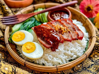 Khao Moo Daeng